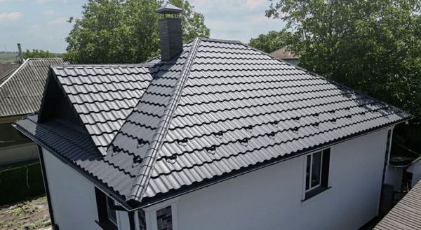 Haus mit neuem Dach aus Metallziegeln