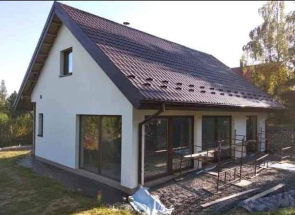 Dach mit Metallziegeln, fertiggestellt