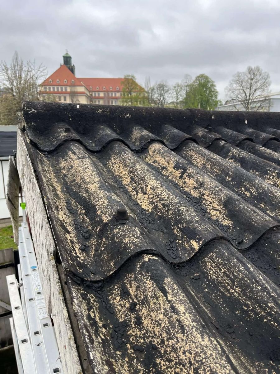 Altes Asbestdach aus Wellplatten